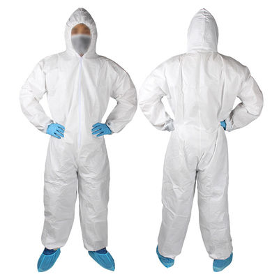 Segurança plástica branca toda em um terno médico protetor do PPE
